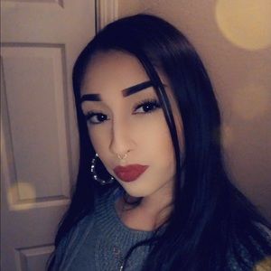 Meet your Posher, Larissa